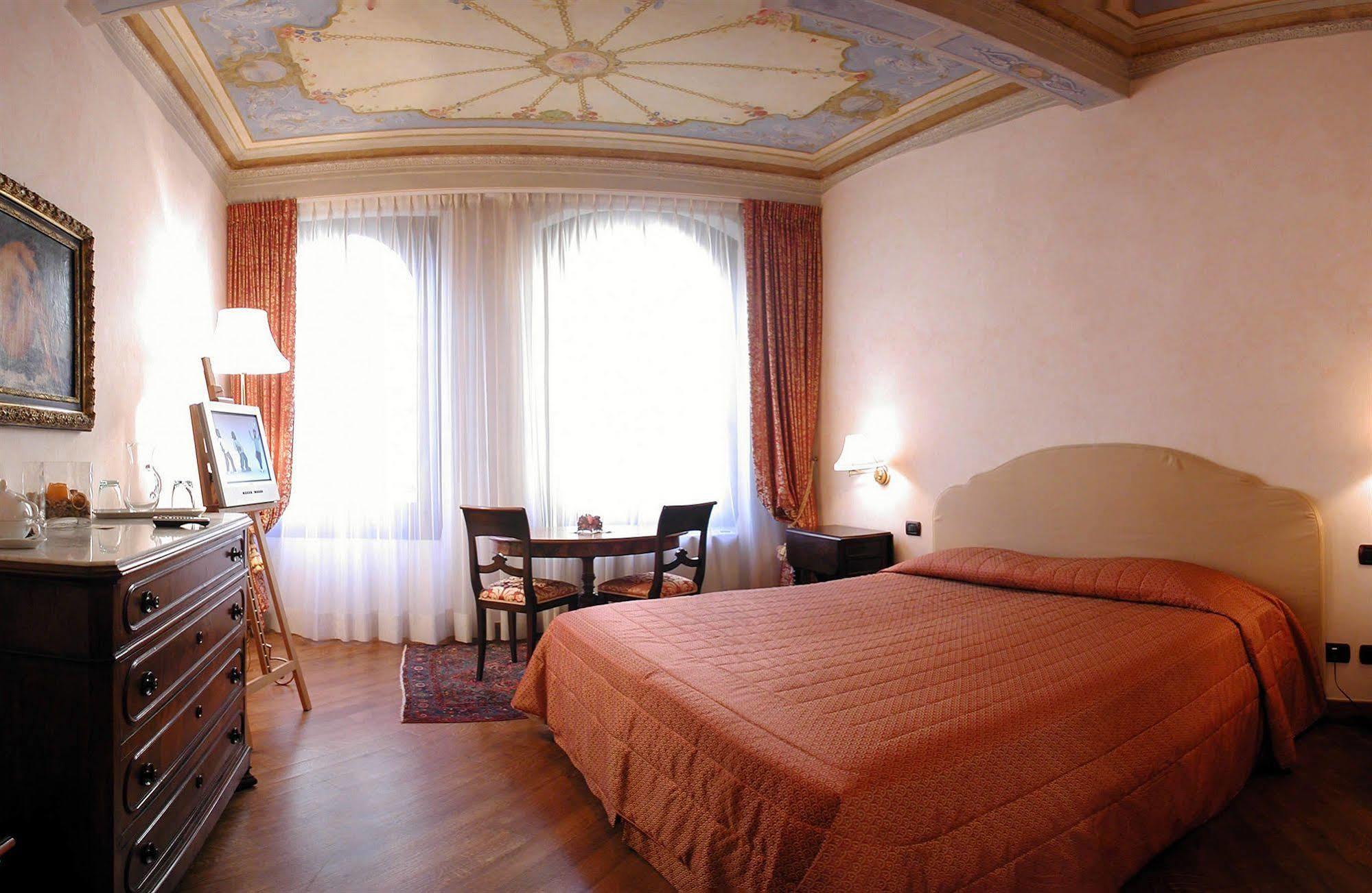Residenza D'epoca In Piazza Della Signoria Frühstückspension 2*